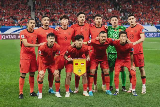 国足东亚杯首战出炉！重回双后腰战术，首发11人浮现