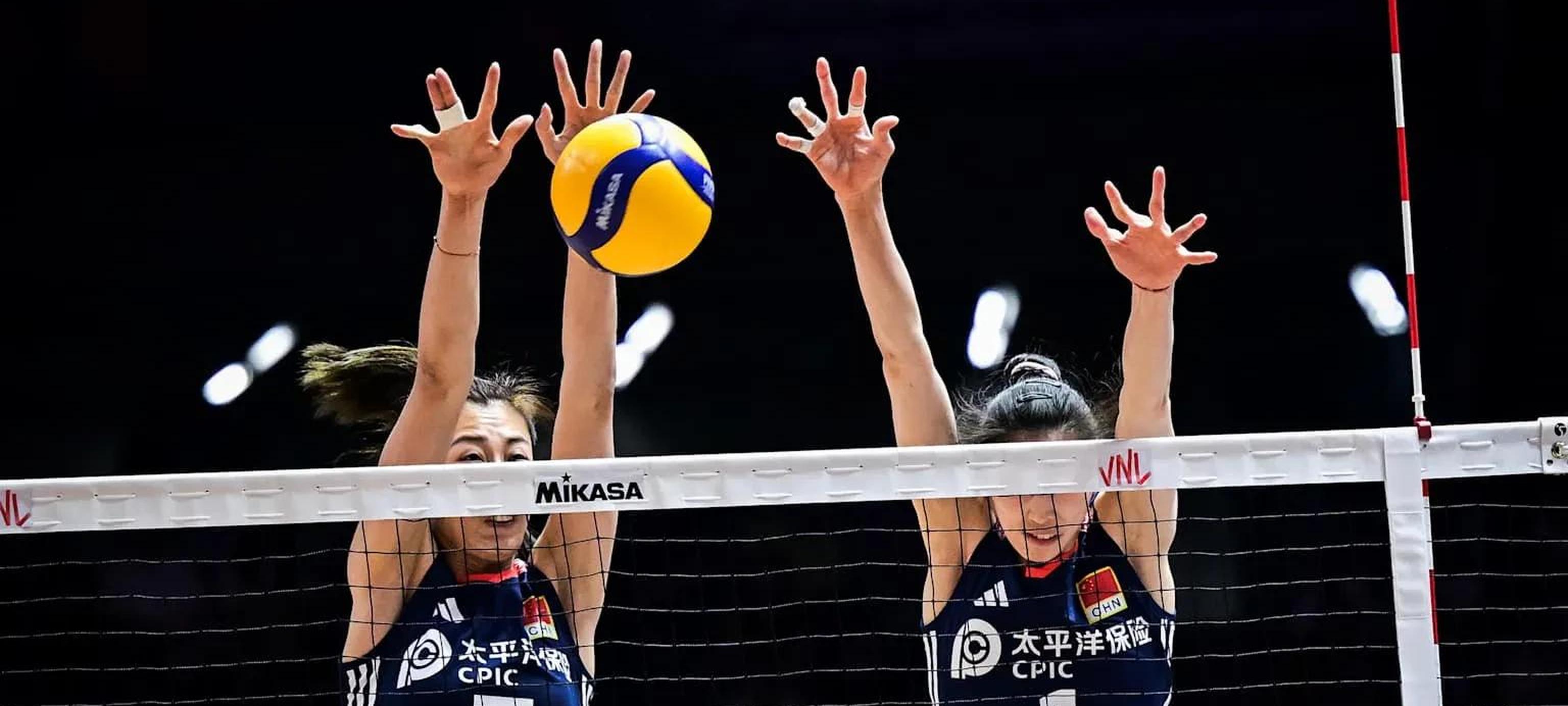 惊天大逆转！世联赛-中国女排3-2美国队
